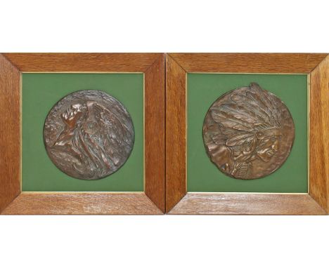 Unbekannter Künstler (Anf. 20.Jh.) Paar Reliefs mit Indianer-Köpfen. Braun patinerte Bronze (auf Platte montiert). D. 22 cm. 