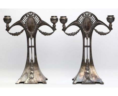 Paar Jugendstil-Leuchter, WMF, je zweiflammig. Metall, versilbert. Reliefdekor. Ohne Tüllen, Kratzer. Bodenkante bez. WMF I/O