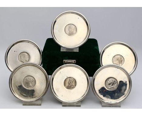 Sechs Untersetzer. Silber, geprüft, 558 g. Massiv gearbeitet, im Boden je eingesetzte One Rupee-Silbermünze unter verschieden