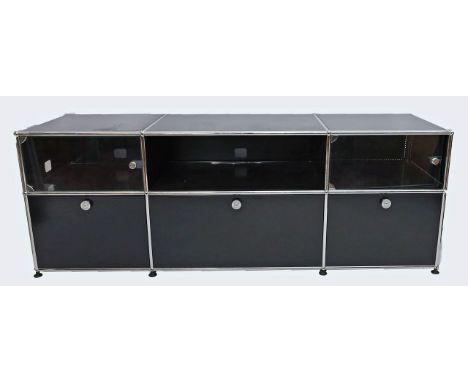 Sideboard, USM Haller. Verchromtes Stahlrohr, schwarz lackiertes Metall (teils perforiert). Korpus mit zwei Frontklappen, Mit