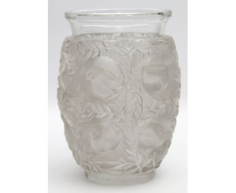 Bagatelle-Vase, Lalique. Farbloses Kristallglas. Gebaucht, Wandung umlaufend reliefiert mit Vögeln und Blattwerk. L. Kratzer 