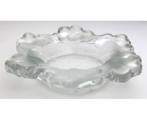 Schale "Capucines Nasturtium", Lalique. Farbloses Kristallglas, teils matt geätzt. Boden mit diamantgerissener Sign. Lalique 