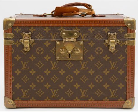 Vintage Beauty Case, Louis Vuitton. Monogram Canvas, braune Beschläge aus Rindsleder, messingfarbene Hardware mit "LV"-Prägun