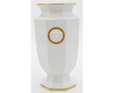 Versace, Gianni Vase "Gorgona". Weiß mit Gold. Stempelmarke Rosenthal, 20./21. Jh. 1. Wahl. H. 21 cm.