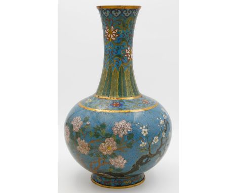 Cloisonné-Vase. Kupfer, vergoldet. Farbiges Cloisonné mit Blattwerk, Blumen und Ranken. Laibung best. Boden mit Qianlong-Mark