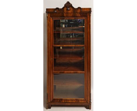 Kleine Biedermeier-Vitrine. Mahagoni, auf Nadelholz furniert. Eintüriger, verglaster Korpus mit gewundenen Dreiviertelsäulen,