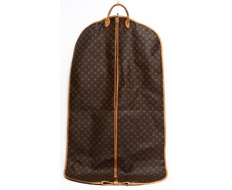 Kleiderschutzhülle, Louis Vuitton. Monogram Canvas, braune Beschläge aus Rindsleder, gem. "LOUIS VUITTON PARIS made in france