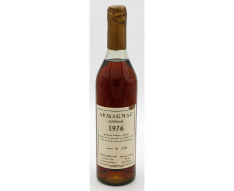 Flasche Armagnac "millésimé", von 1976. Apellation Armagnac contrôlée, Bouteille No. 03796. 40%/vol. Siegellacküberzug des Ko