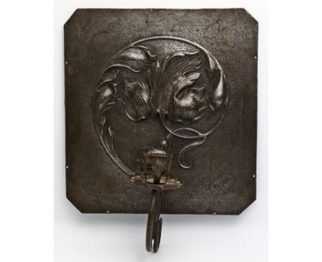 Schröder, K. (um 1900) Jugendstil-Wandblaker, einflammig. Schmiedeeisen mit floralem Relief. L. Korrosionsspuren. Re. u. sign