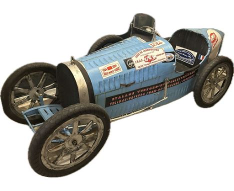 Bugatti Type 33 Carbio/Roadster, nach dem Original von 1937. Dekorationsauto. Blau lackiertes Metall mit Aufklebern, auf Gumm