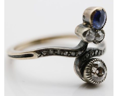 Jugendstil-Ring. 14 kt. WG, geprüft, brutto 3,1 g. Floral gestaltet, besetzt mit rund facettiertem, blauen wohl Saphir (l. be