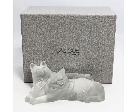 Liegendes Katzenpaar "Happy & Heggie", Lalique. Farbloses Kristallglas, teils matt geätzt. Etikett und Unterseite mit diamant