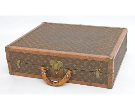 Koffer, Louis Vuitton. Braunes Monogram Canvas, braunes Leder und Messing. Originales Schloss mit Schlüssel. Innenauskleidung