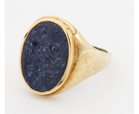 Siegelring. 14 kt. GG, geprüft, brutto 7,4 g. Ovaler Ringkopf mit Lapislazuli-Tafelstein, darin Allianzwappen als Intaglio. T