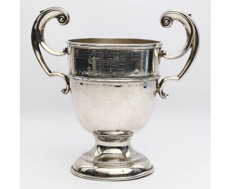 Henkelpokal. 925/000 Sterlingsilber, 422 g. Glatte Wandung mit Volutengriffen, Schauseite mit Inschrift "Charlton rum Golf Cl