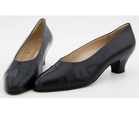 Paar Pumps, Chanel. Schmal geschnitene Pumps aus pariserblauem Lammleder. Abgerundete Zehenspitze, mit Leder überzogener kuba