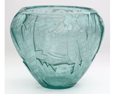 Art Deco-Vase, Moser. Grünes Glas. Tief geätztes Blumen- und Vogeldekor, Binnenzeichnung in Nadelätzung. Künstlermonog. "HH" 