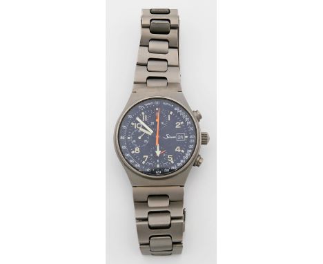 Herrenarmbandchronograph "Sinn 144". Titangehäuse und -armband. Schwarzes Zifferblatt mit arabischen Leuchtziffern, drei Hilf