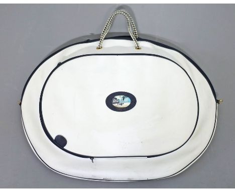 Island Survial Bag "Die Insel", Limited Edition, designed by Patricia Gucci. Milchfarbenes genarbtes Kunstleder, zwei kurze g