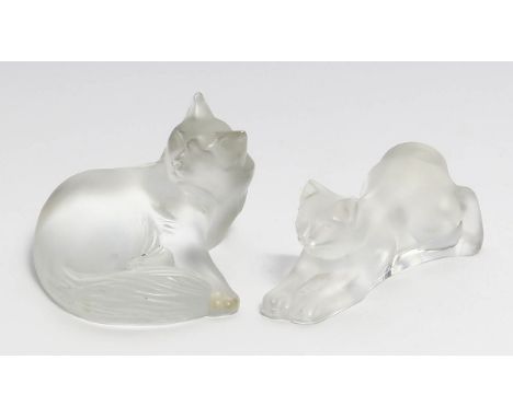 Liegende und spielende Katze, Lalique. Farbloses Kristallglas, teils matt geätzt. Einmal Etikett und Unterseite je mit diaman