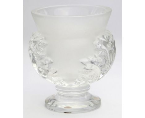 Fußvase, Lalique, Modell "St. Cloud Acanthus". Farbloses, teils matt geätztes Kristall. Innenwandung mit l. Gebrauchsspuren. 