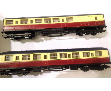 Two Hornby blood/custard coaches, excellent condition, unboxed. P&amp;P Group 1 (£14+VAT for the first lot and £1+VAT for sub