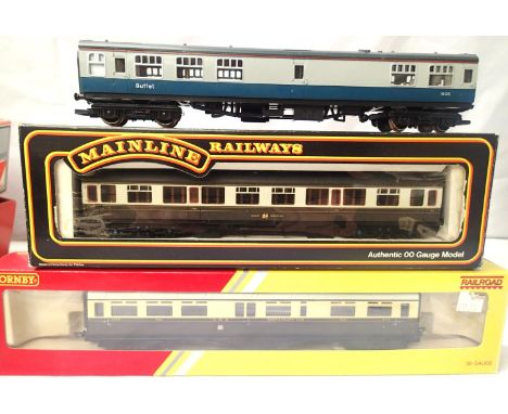 Three OO scale coaches; Hornby GWR restaurant car in very good condition, boxed, Bachmann GWR coach and Hornby blue/grey buff