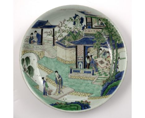 Famille verte charger Chinese, Kangxi period (1662-1722) decorated to the interior depicting attendants under a pavilion set 