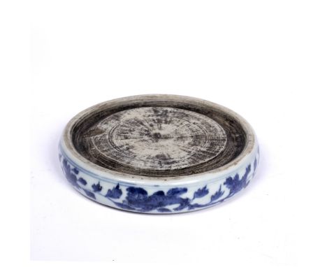 Blue and white ceramic ink-stone Chinese, Kangxi period (1662-1722) decorated to the sides with repeating symbols of flowers 