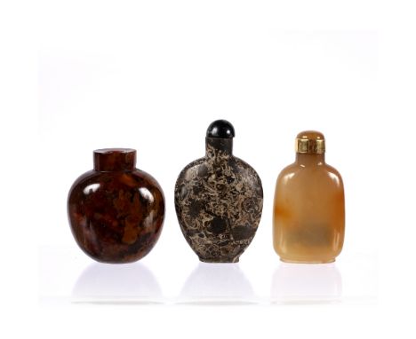 Agate snuff bottle Chinese, 19th Century of graded light brown stone and agate stopper with old coloured band, 6cm, and a Chi
