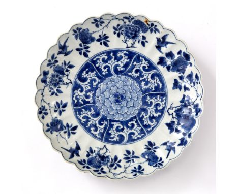 Blue and white dishChinese, Kangxi period (1662-1722)with a shaped border, the centre decorated with a flower with the outer 