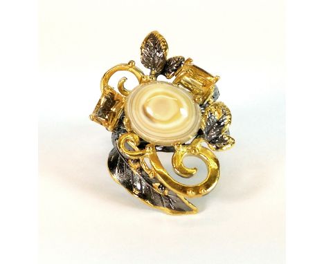 A Hana Maae designer 925 silver gilt ring set with a lovely cabochon cut banded agate and emerald cut citrines (R).