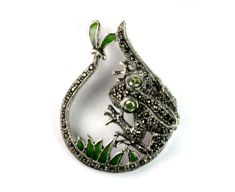 A 925 silver and marcasite enamel frog shaped pendant set with peridots, L. 4cm, W. 3.5cm.