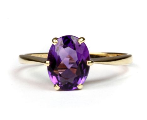 A 9ct yellow gold ring set with an oval cut amethyst (O.5).