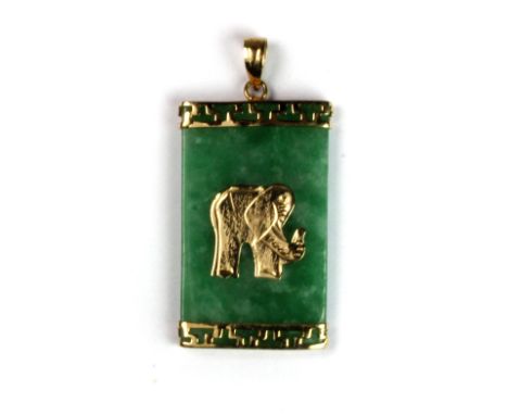 A 14ct yellow gold mounted jade pendant, 2 x 3cm.