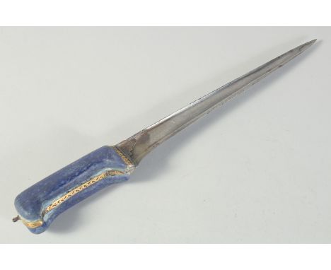 A 19TH CENTURY MUGHAL INDIAN LAPIS LAZULI HANDLE DAGGER, 38cm long.