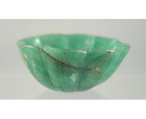 A SMALL 19TH CENTURY MUGHAL JADE / JADEITE BOWL, 7.5cm diameter.