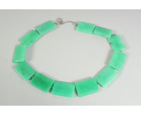 A JADE / JADITE NECKLACE.