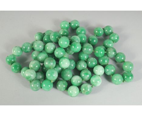 A GOOD APPLE-GREEN JADE BEADED NECKLACE.