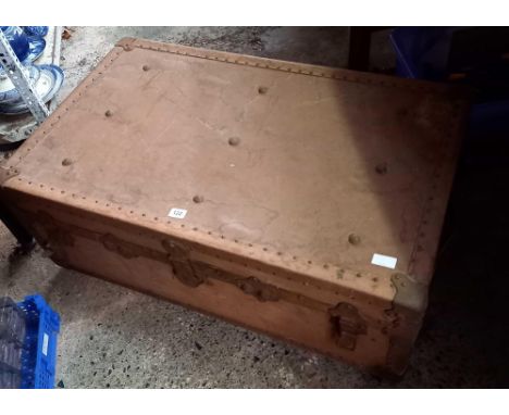 VINTAGE TRAVEL TRUNK