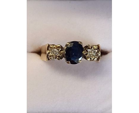 A SAPPHIRE &amp; DIAMOND 3 STONE RING SET IN 9ct, SIZE 'M'