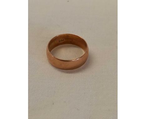 A SMALL 9ct WIDE WEDDING RING, SIZE 'G'