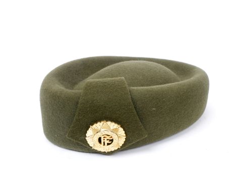 1990s Irish Army 'Bird's Nest', female other ranks uniform dress cap. With gilt Óglaígh na hÉireann cap-badge. portion of hat