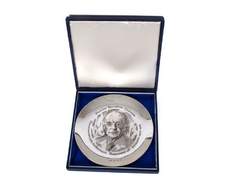 Erskine Childers silver commemorative plate A commemorative silver plate, the central reserve with intaglio portrait of Erski