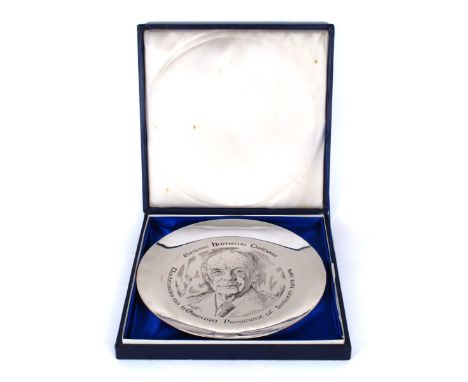 Erskine Childers silver commemorative plate A commemorative silver plate, the central reserve with intaglio portrait of Erski