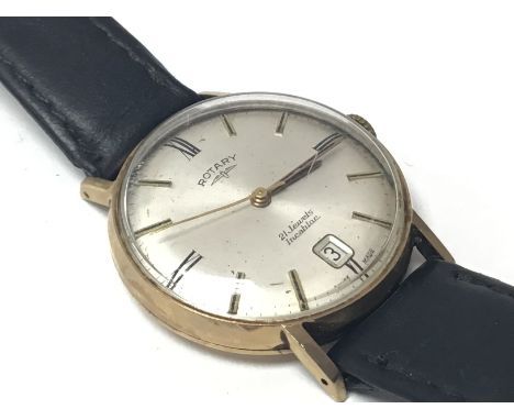 9ct gents round face rotary watch on leather strap, postage cat A. 29.9g Approximate diameter of 3.5cm.