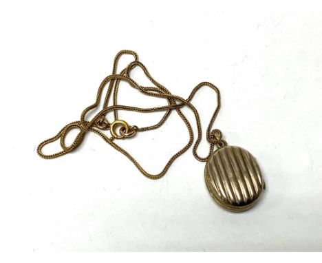 A 9ct gold chain with a gold back and front locket (A)
