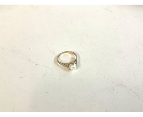 A 9ct gold pearl set ring, size K. Approx 1.93 grams.