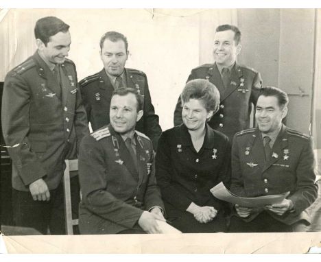 RUSSIAN COSMONAUTS: A good vintage multiple signed and inscribed 9.5 x 7 photograph by four early Russian cosmonauts individu