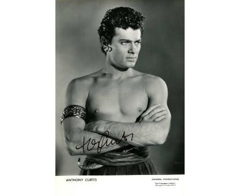 CINEMA: An excellent selection of signed 6 x 9 photographs by various film actors and actresses, each of the vintage images i